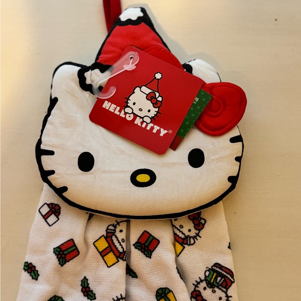 Hello Kitty Holiday Towel - Picture 2 of 3
